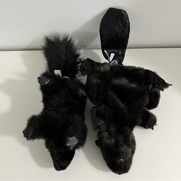 Folkmanis Skunk & Beaver hand puppet plush stuffed animal - Picture 3 of 7